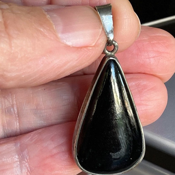 925 Sterling Silver and Onyx teardrop pendant - Picture 1 of 2